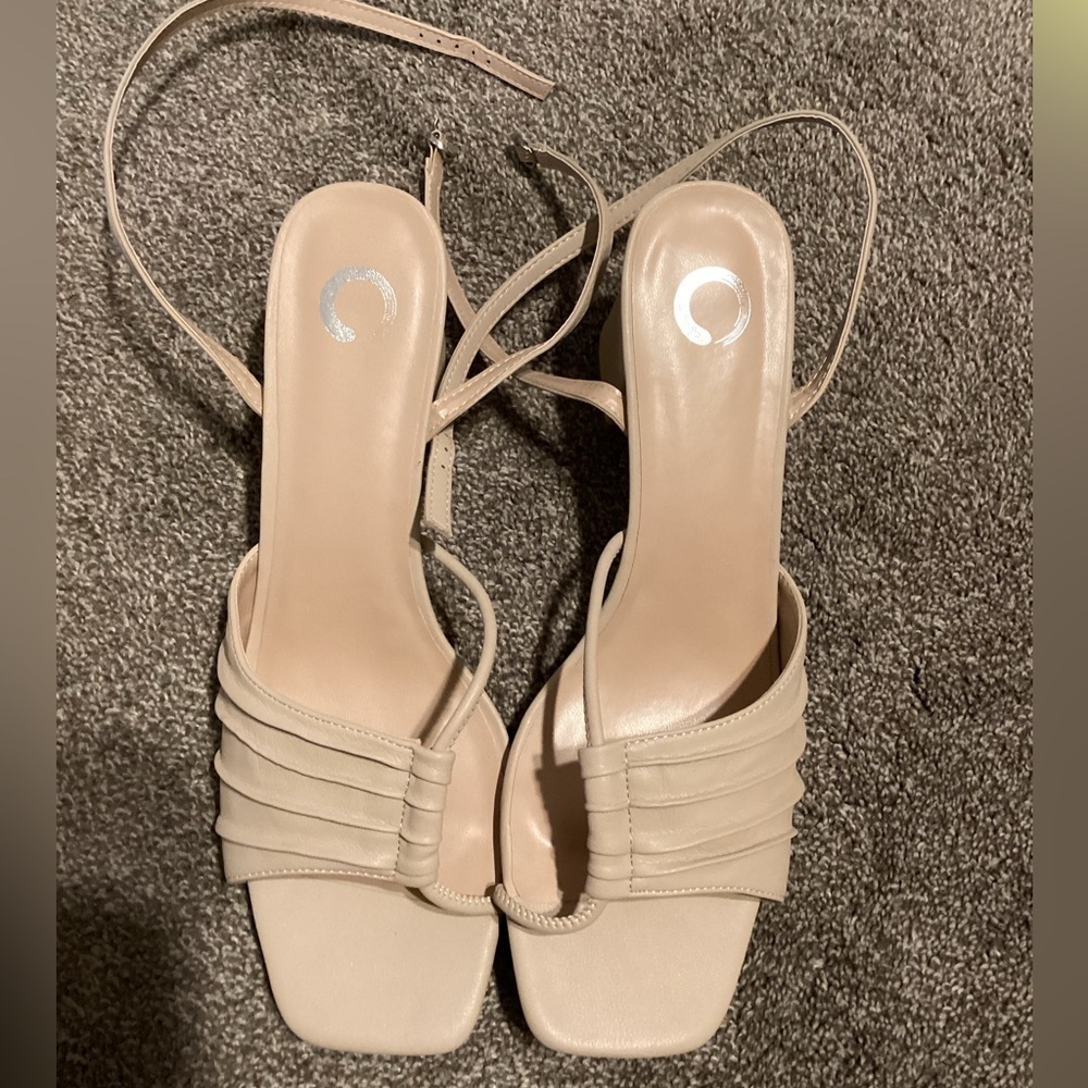 NWOT Size 12 Journee Shiloh beige block‎ heel sandal - Picture 2 of 5